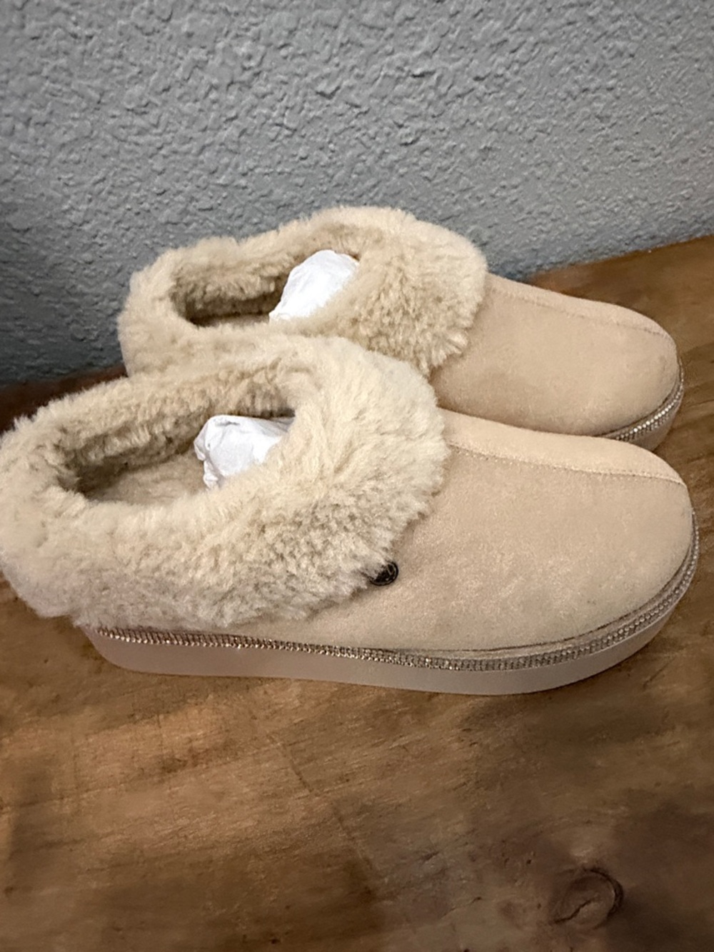 Joy Beige Women’s Faux Shearling Lined Slip-On Shoes size 5W - Picture 3 of 7